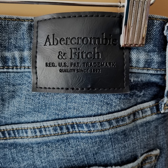 Abercrombie & Fitch Relaxed Fit Stretch Distressed 90's Denim Shorts (30) - Picture 8 of 10